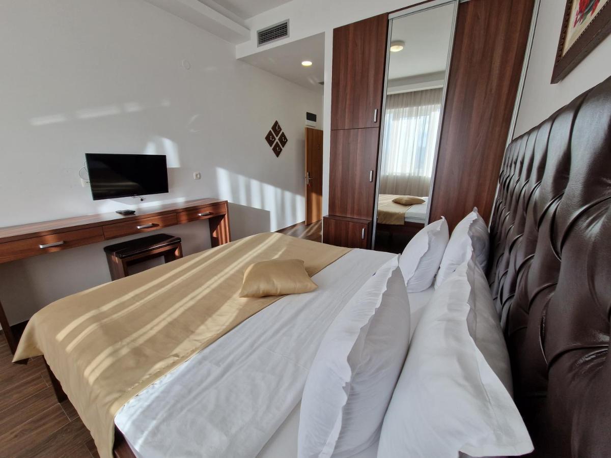 Motel Celebic Mitrovici  Exteriör bild